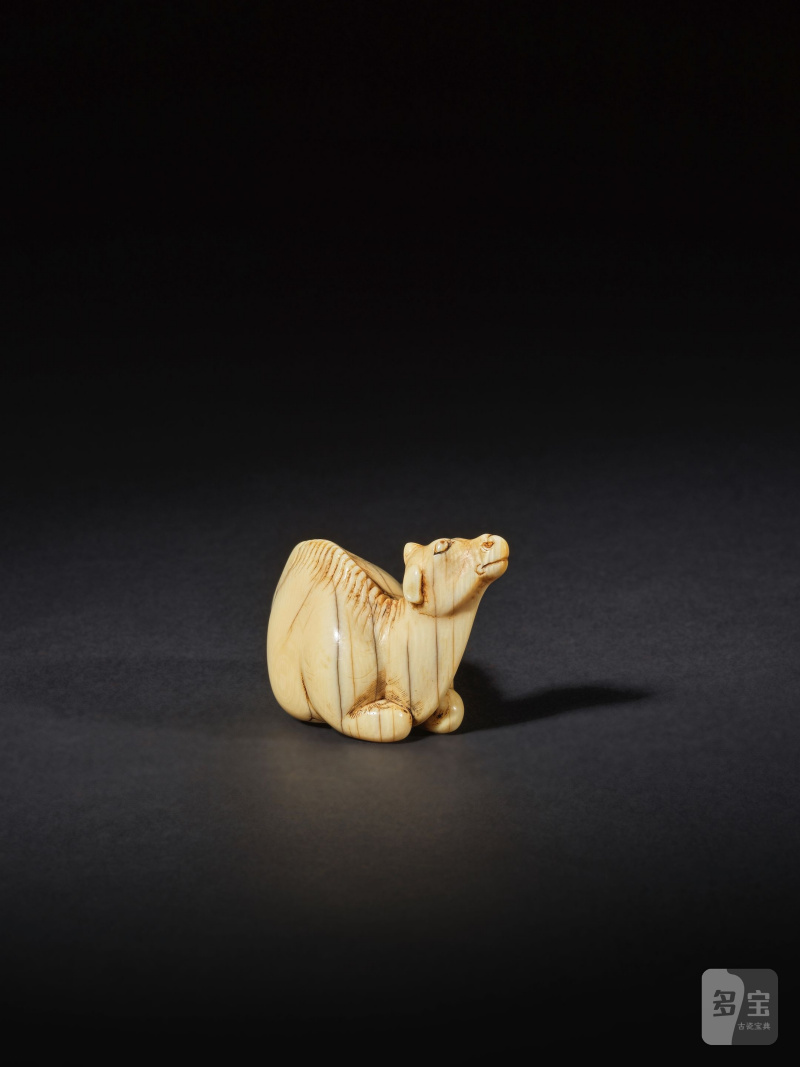 象牙彫根付 駱駝 銘「友忠」 19世紀前期 | NETSUKE EN IVOIRE REPRÉSENTANT UN DROMADAIRE COUCHÉ - 图3